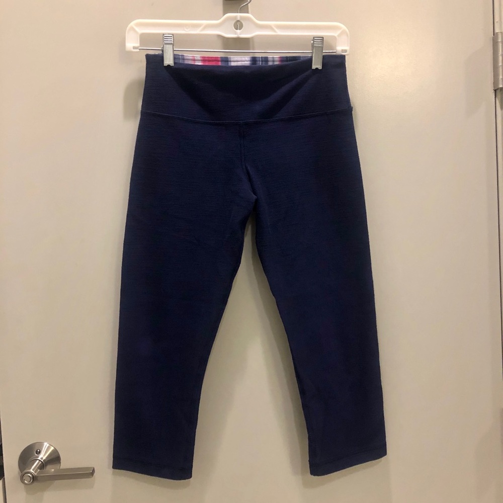 Navy Lululemon Wunder Under cropped leggings